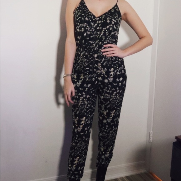 3 for 25! 🌻 H&M Conscious- Black Floral Jumpsuit - Picture 8 of 14
